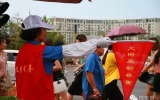 烈日炎炎，市南交通引导员获赠“百宝急救袋”